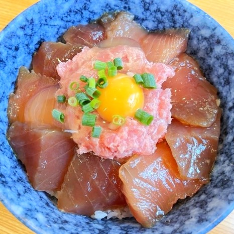 まぐろネギトロ月見丼